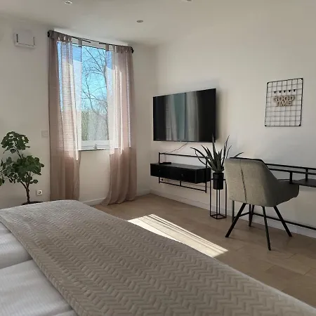 Boutique Lucca - Parkplatz - Bahnhof